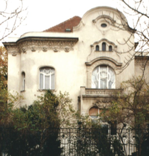 A Kőrössy Villa felújítás előtti állapota, a háború utáni egyszerűsített homlokzattal és átalakított részletekkel / Art Nouveau villa in Budapest – Kőrössy Villa exterior view