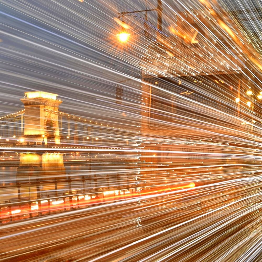 Szédületes Budapest – Harcz Balázs Dániel fotója a Lánchídról és a 2-es villamosról Éjszakai Budapest – a 2-es villamos és a Lánchíd fényjátéka Harcz Balázs Dániel objektívén keresztül, a Szédületes Budapest album borítóképe