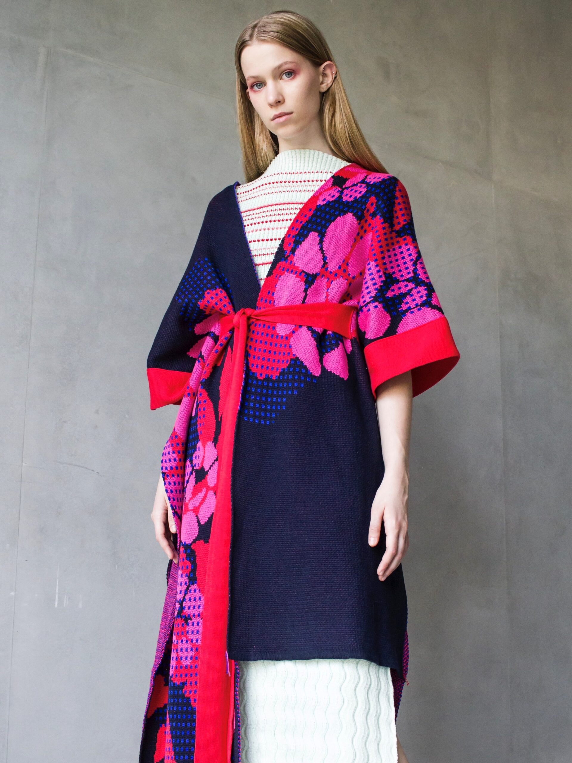 Részlet Papp Zsófia Magyar Formatervezési Díjas kollekciójából, amely népművészeti motívumokat értelmez újra kortárs textilművészetként.