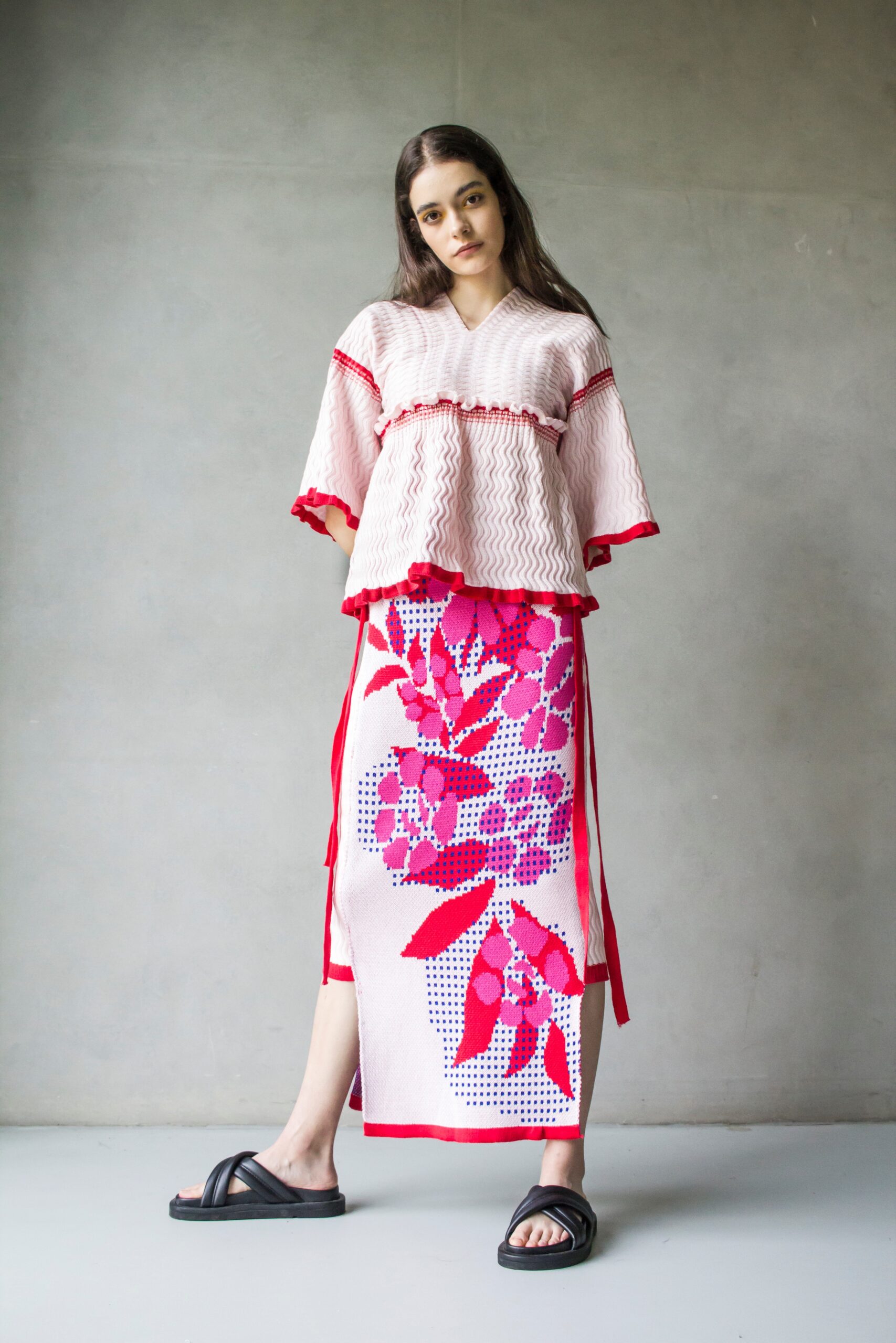 Részlet Papp Zsófia Magyar Formatervezési Díjas kollekciójából, amely népművészeti motívumokat értelmez újra kortárs textilművészetként.