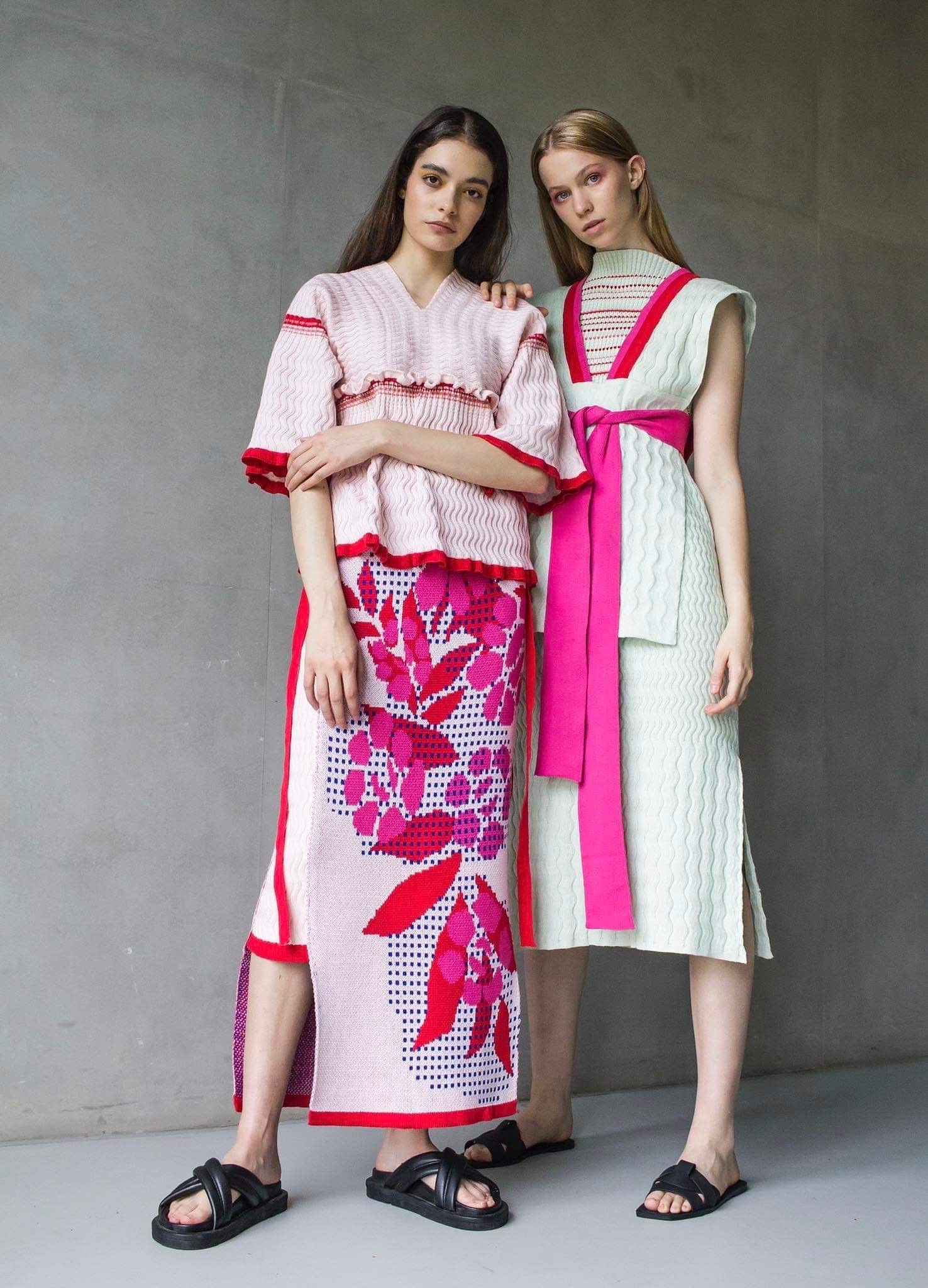 Részlet Papp Zsófia Magyar Formatervezési Díjas kollekciójából, amely népművészeti motívumokat értelmez újra kortárs textilművészetként.