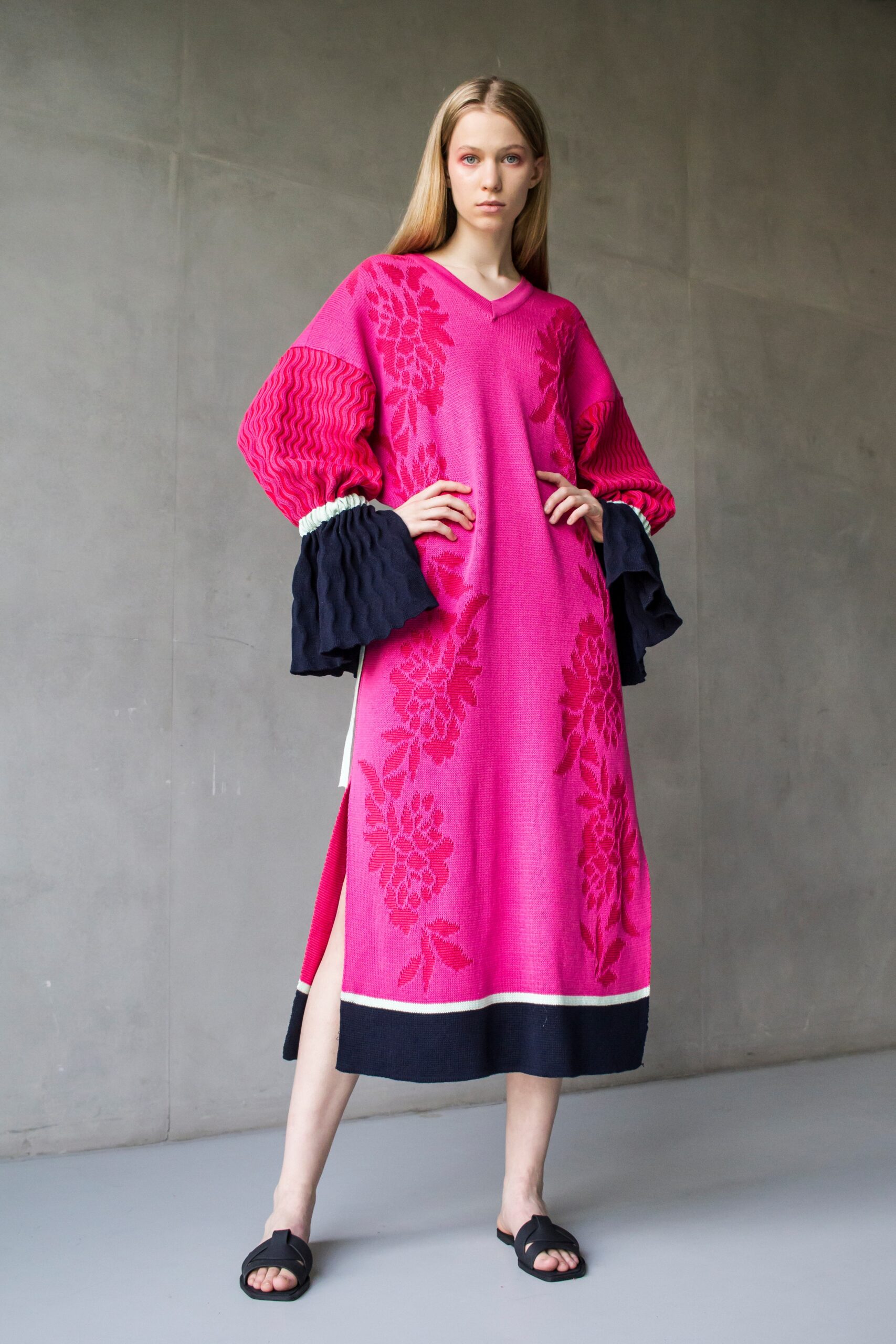 Részlet Papp Zsófia Magyar Formatervezési Díjas kollekciójából, amely népművészeti motívumokat értelmez újra kortárs textilművészetként.