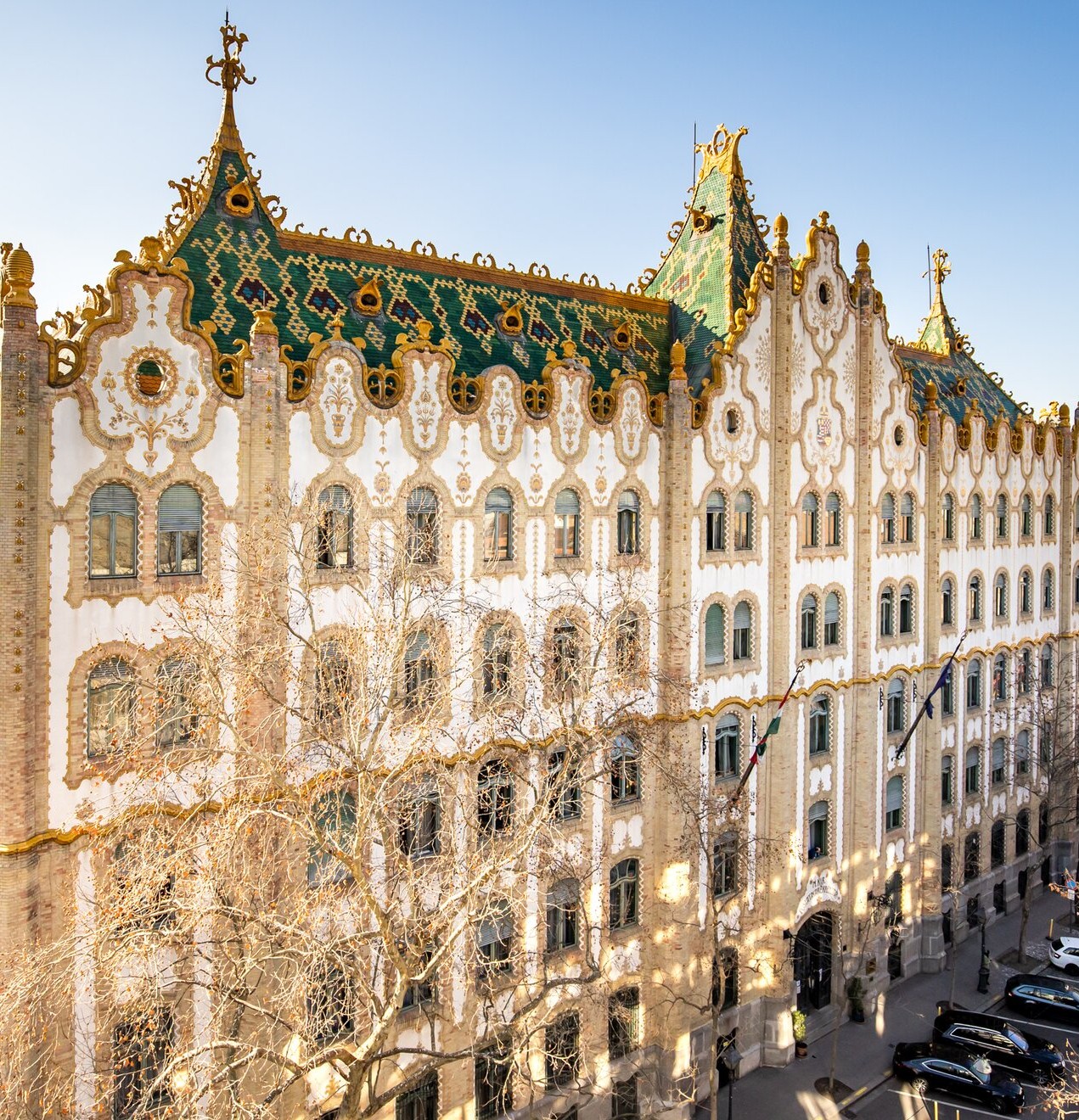 A Postatakarékpénztár épülete A Postatakarékpénztár szecessziós homlokzata Lechner Ödön tervei alapján, Zsolnay díszítésekkel, Budapest.