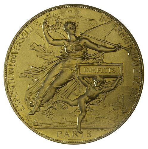 Aranyérem, amelyet a Zsolnay porcelán nyert az 1878-as párizsi világkiállításon, J. C. Chaplain tervezésében. / Gold medal awarded to Zsolnay porcelain at the 1878 Paris Exposition Universelle, designed by J. C. Chaplain.