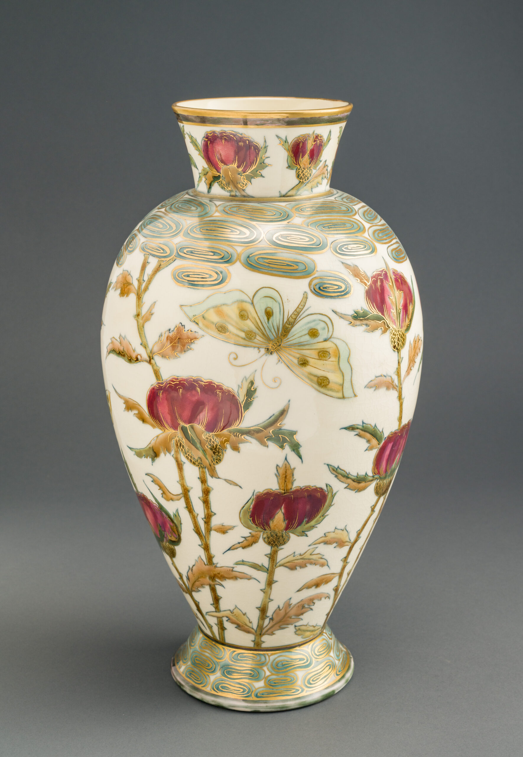 Zsolnay porcelánfajansz váza bogáncs és lepkemotívummal, aranyozott kontúrokkal /<br />
Zsolnay porcelain faience vase with thistle and butterfly motifs, gilded outlines