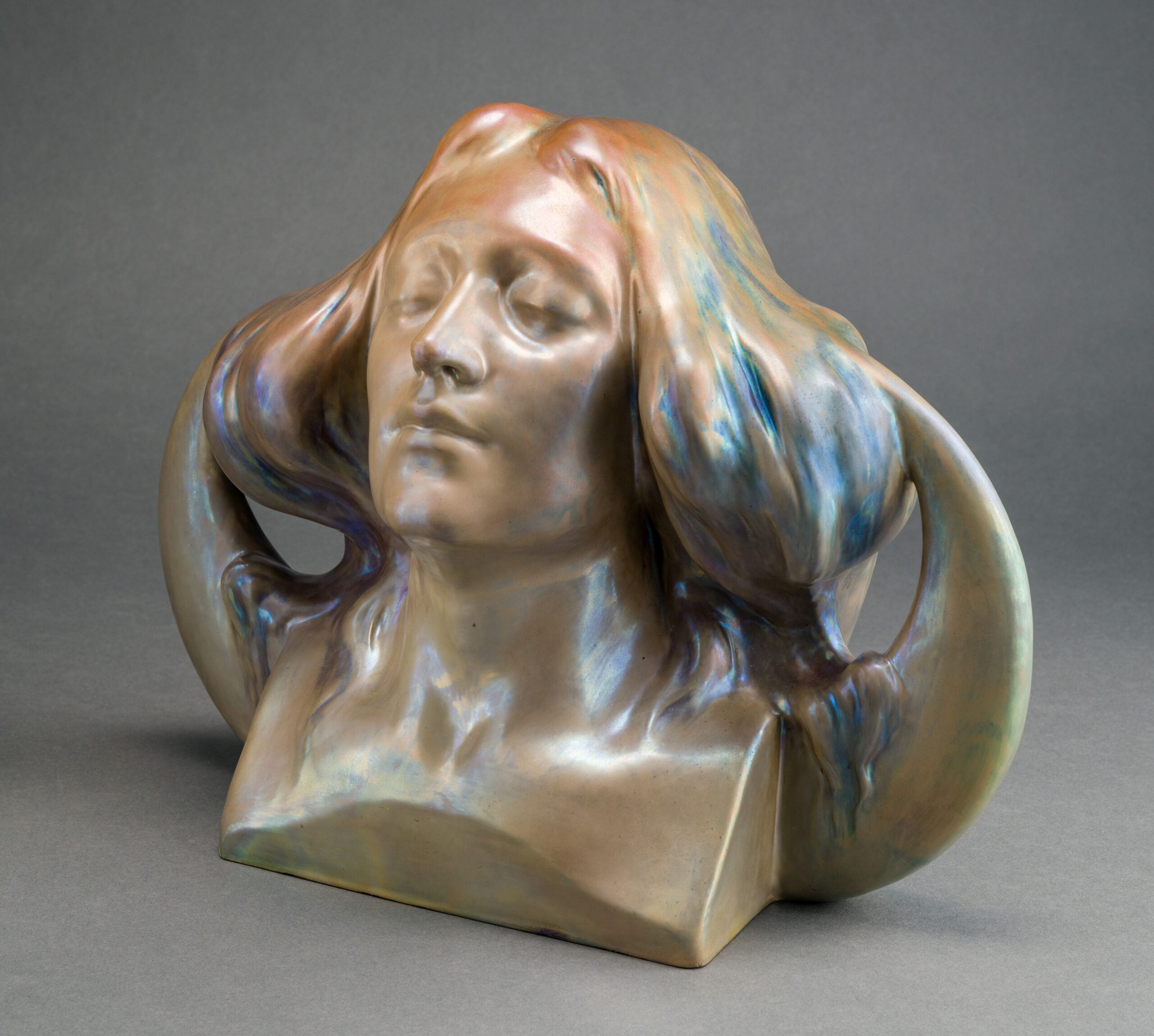 „Luna” szecessziós Zsolnay porcelánszobor, a legismertebb és legkeresettebb darabok egyike. / “Luna” Art Nouveau Zsolnay porcelain sculpture, one of the most sought-after Zsolnay pieces.