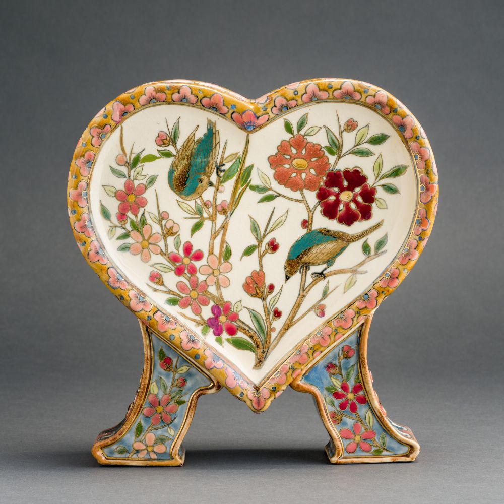 Szív alakú Zsolnay kerámia tál Klein Ármin tervei alapján / Heart-shaped Zsolnay ceramic dish designed by Ármin Klein