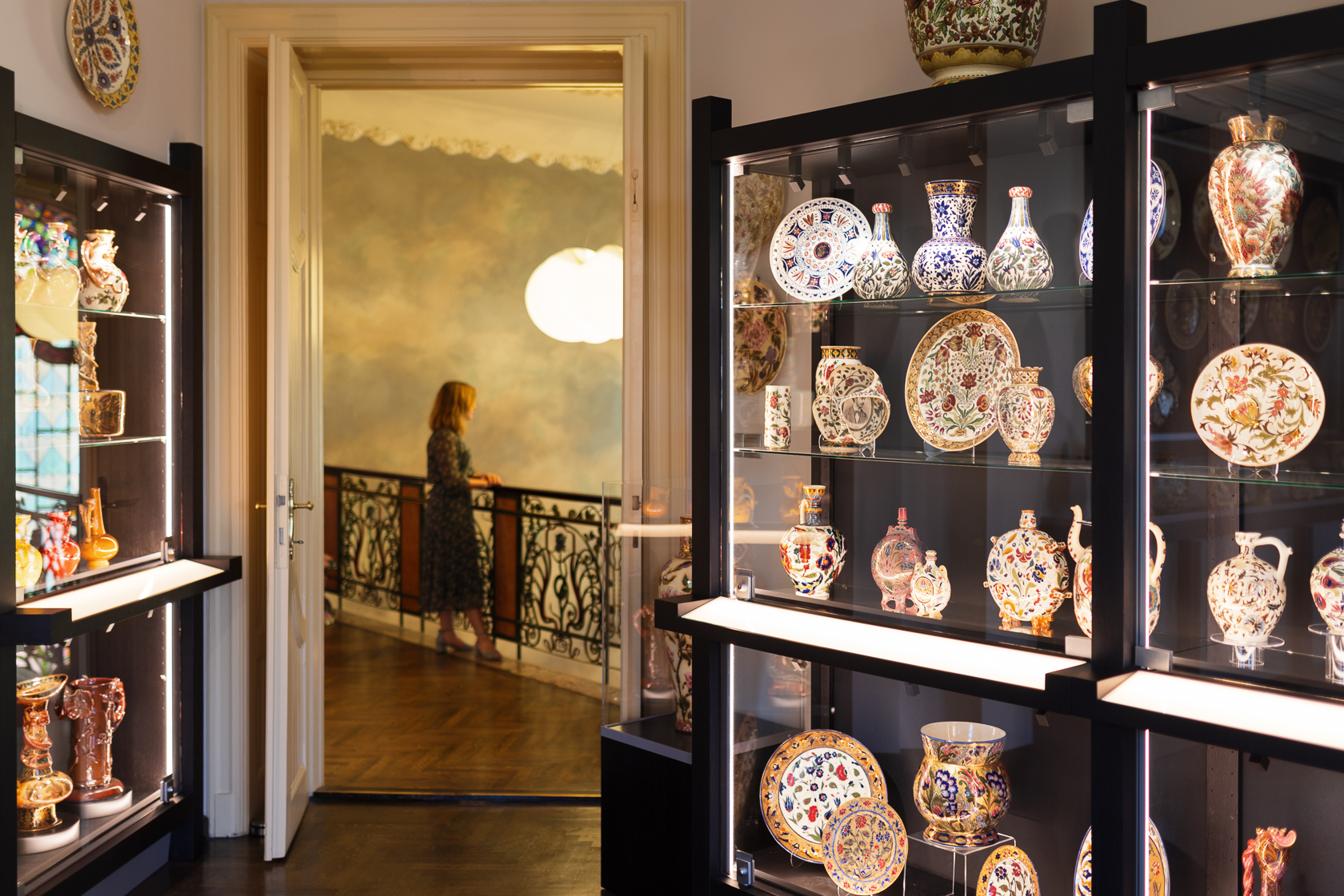 A ResoArt Villa historizáló gyűjteményének vitrinekben bemutatott, gazdagon díszített Zsolnay porcelán fajanszai /<br />
Decorative Zsolnay porcelain faiences displayed in showcases from the ResoArt Villa’s Historicist collection