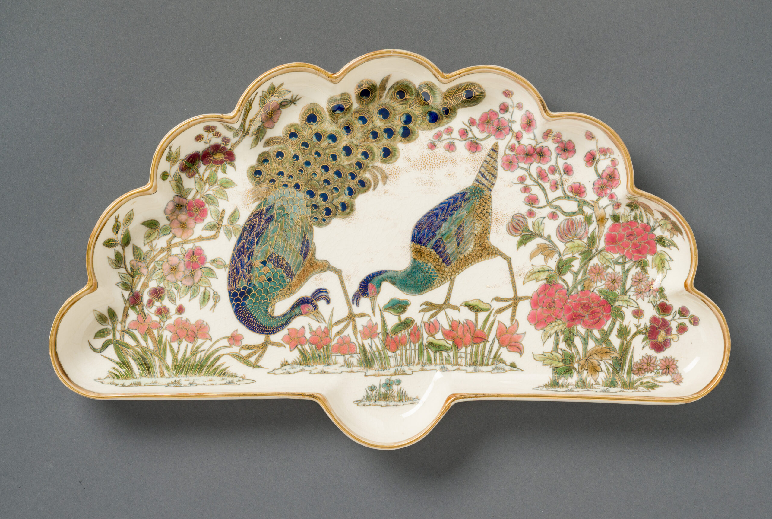 Zsolnay Júlia japonizáló, legyező formájú dísztárgya a ResoArt Zsolnay magángyűjteményében / Fan-shaped japonist decorative object by Júlia Zsolnay from the ResoArt Zsolnay private collection